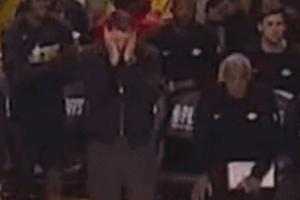 现场观众：东契奇质疑为啥换下八村塁 对教练连连摊手真忍不了！配图